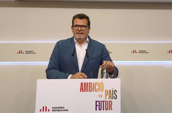 El vicesecretario general de Comunicación de ERC, Isaac Albert, en rueda de prensa.
