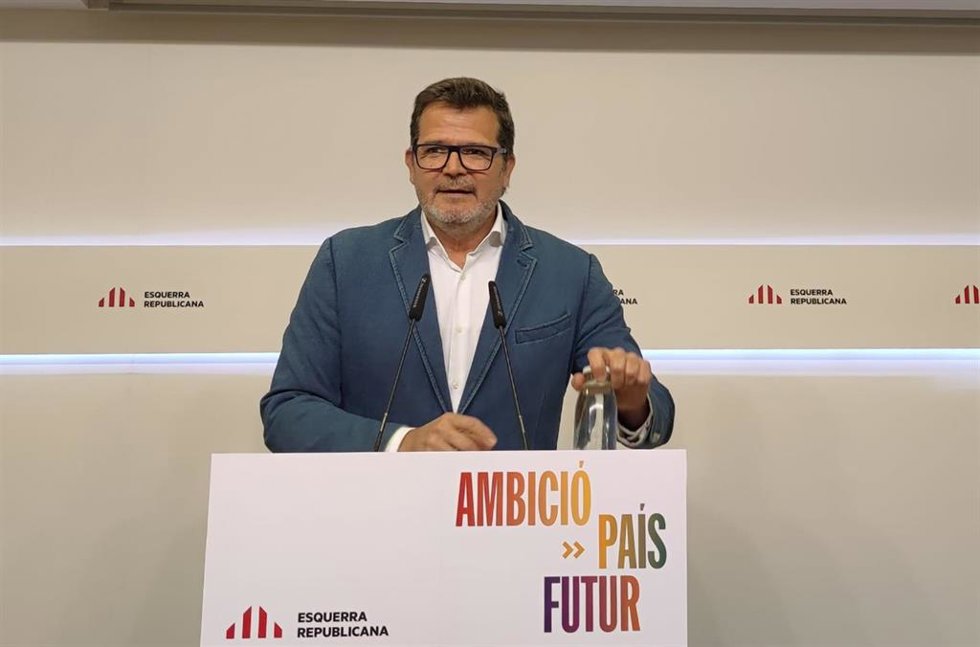 El vicesecretario general de Comunicación de ERC, Isaac Albert, en rueda de prensa.