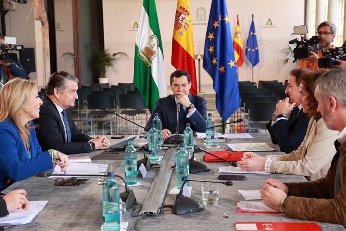 Reunión de Juanma Moreno con CEA, UGT-A y CCOO-A, este lunes en Sevilla