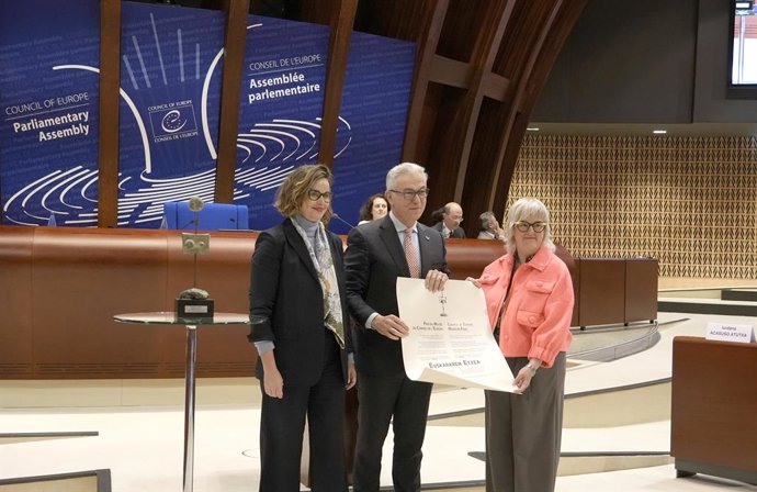 Elixabete Etxanobe Bizkaiko ahaldun nagusia eta Iurdana Acasuso Euskararen Etxeko zuzendaria saria jasotzen Konstantinos Efstathiou batzordeburuaren eskutik