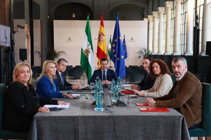 El presidente de la Junta, Juanma Moreno (c), preside la Mesa de Diálogo Social. A 07 de abril de 2025, en Sevilla.  Se ha reunido con los agentes sociales más representativos, Confederación de Empresarios de Andalucía (CEA), UGT-A y CCOO-A.