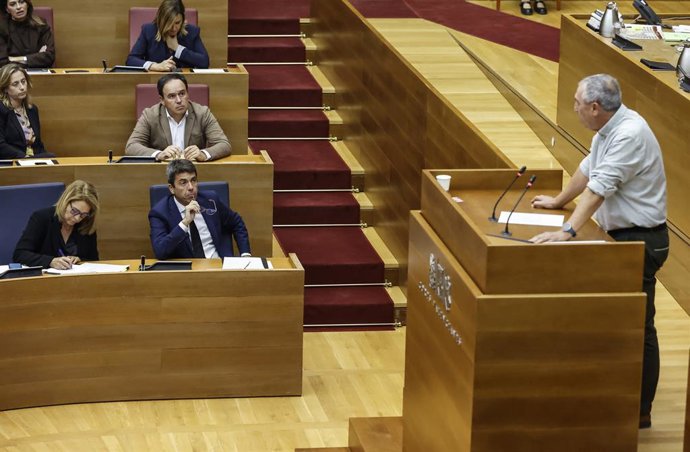 Archivo -  El síndic de Compromís a Les Corts, Joan Baldoví, intervé durant una sessió plenària