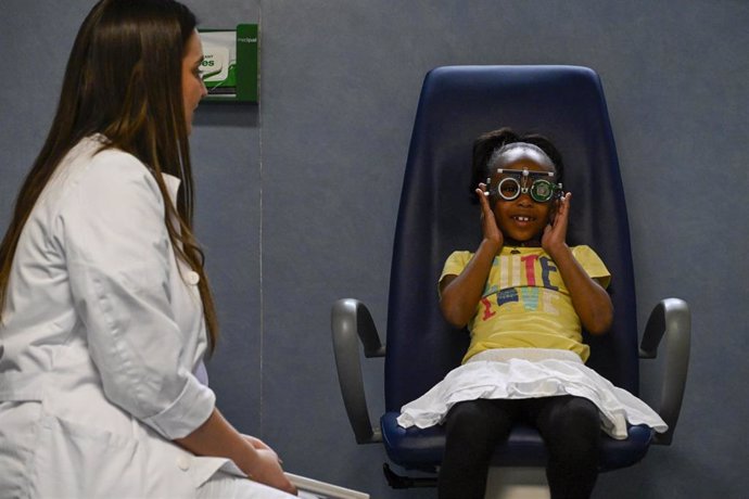 Una niña se examina de la vista con una oftalmóloga del Hospital Clínic de Barcelona.