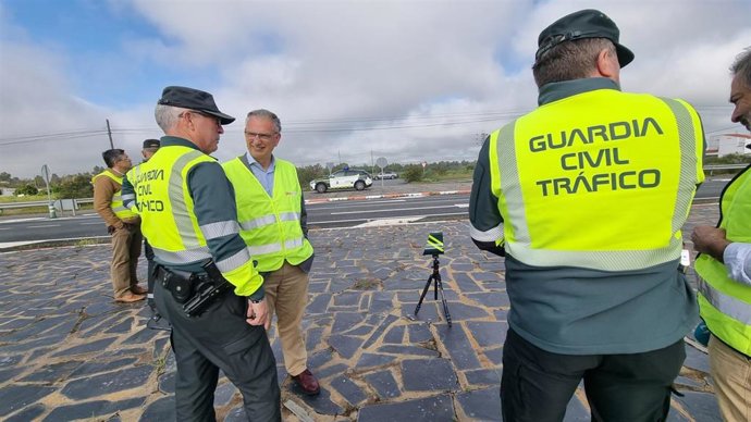 Quintana visita uno de los puntos de la nueva campaña de control de velocidad de la DGT en Extremadura.