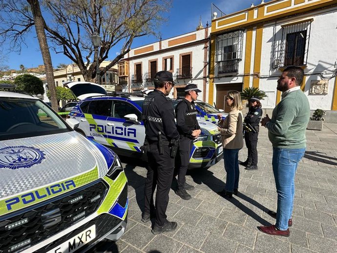 El Ayuntamiento de Alcalá de Guadaíra presenta tres nuevos coches para la Policía Local.