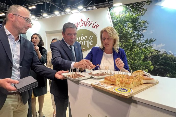 El ministro y la consejera cántabra de Alimentación, Luis Planas y María Jesús Susinos, en el 38 Salón Gourmets 2025