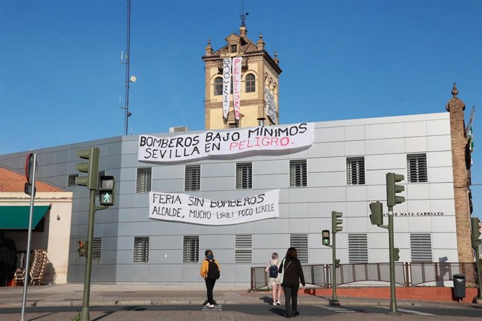 Imagen de pancartas de protesta en el parque central de bomberos