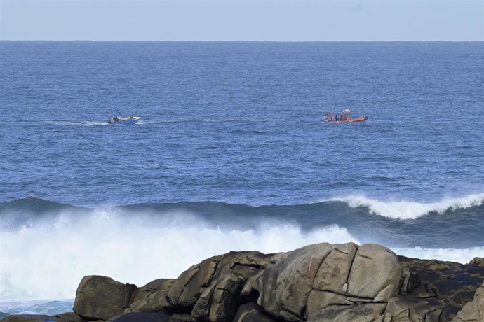 Archivo - Lanchas de salvamento marítimo actúan nas inmediacións do Acuario da Coruña.