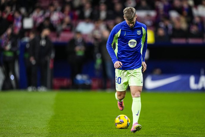 Dani Olmo, do FC Barcelona, aquece durante a partida de futebol da Liga Espanhola, LaLiga EA Sports, disputada entre o Atlético de Madri e o FC Barcelona no estádio Riyadh Air Metropolitano em 16 de março de 2025, em Madri, Espanha.