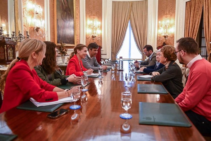 La presidenta de la Diputación de Cádiz, Almudena Martínez, y la responsable del Área de Servicios Sociales, Familias e Igualdad, Paula Conesa, en una reunión con la directiva de Feproami en la provincia.
