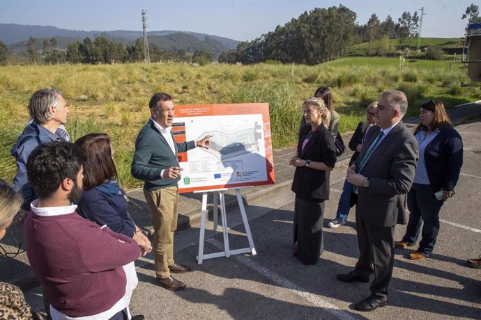 El Consejero De Fomento, Vivienda, Ordenación Del Territorio Y Medio Ambiente, Roberto Media, Presenta El Punto Limpio.