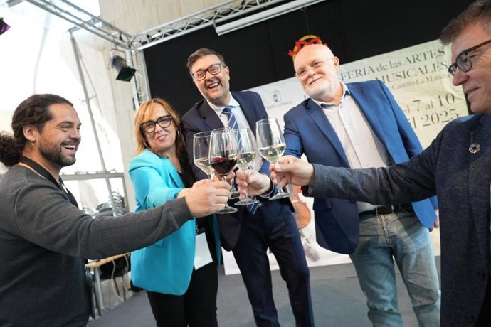 El consejero de Educación, Cultura y Deportes, Amador Pastor, en un encuentro que ha tenido con gerentes, en el marco de la Feria de Artes Escénicas y Musicales.