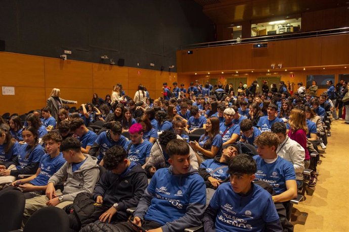 Colegio de Valencia que participa en la VII edición del hackthon 'Ford Impulsando Sueños', para encontrar soluciones a la dana