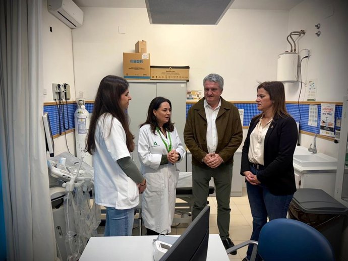 El delegado de Salud y Consumo de la Junta en Almería, Juan de la Cruz Belmonte, durante su visita al Centro de Salud de Benahadux (Almería).