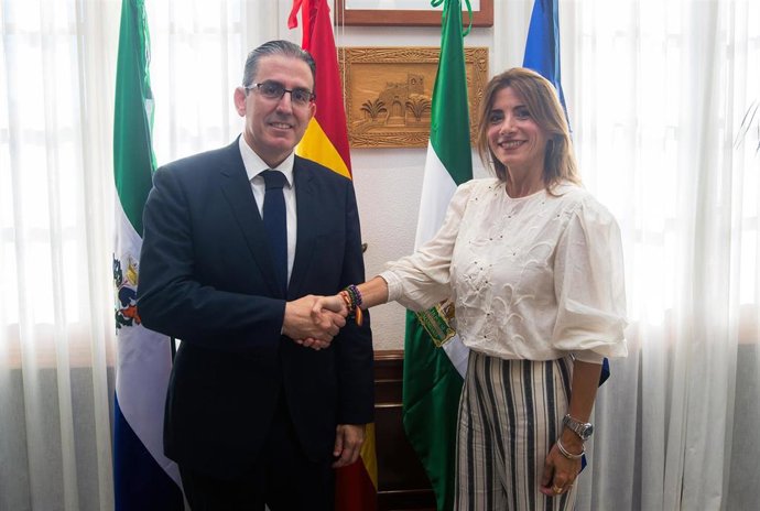 El director general de la Fundación Unicaja, Sergio Corral, y la alcaldesa de Mijas, Ana Mata.