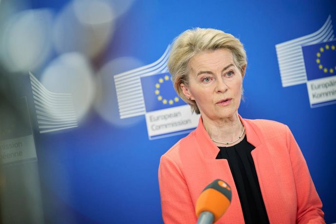 HANDOUT - 03 de abril de 2025, Uzbequistão, Samarkand: A presidente da Comissão Europeia, Ursula von der Leyen, fala à imprensa sobre a marginalidade de uma cúpula da UE com líderes da Ásia Central. Foto: Dati Bendo/Comissão Europeia/dpa - ATENÇÃO: soment