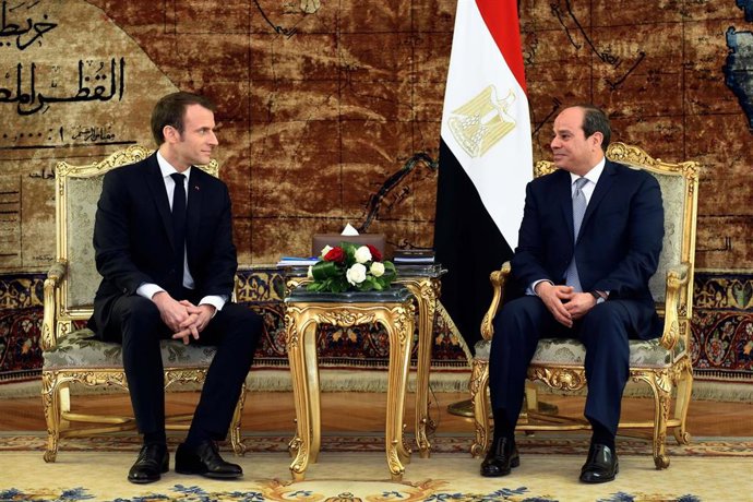 Archivo - El presidente de Egipto, Abdelfatá al Sisi (d), recibe en El Cairo a su homólogo de Francia, Emmanuel Macron (i), en enero de 2019 (archivo)