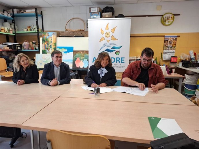 Firma del convenio entre la Junta y la Asociación de Familiares de Drogodependientes ‘Resurrección’.