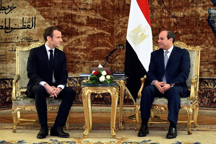 Archivo - Arquivo - O presidente do Egito, Abdelfattah al-Sisi (r), recebe seu colega francês Emmanuel Macron (l) no Cairo, em janeiro de 2019 (arquivo).