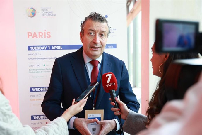 El presidente de la Diputación, Javier Fernández, atiende a los medios 