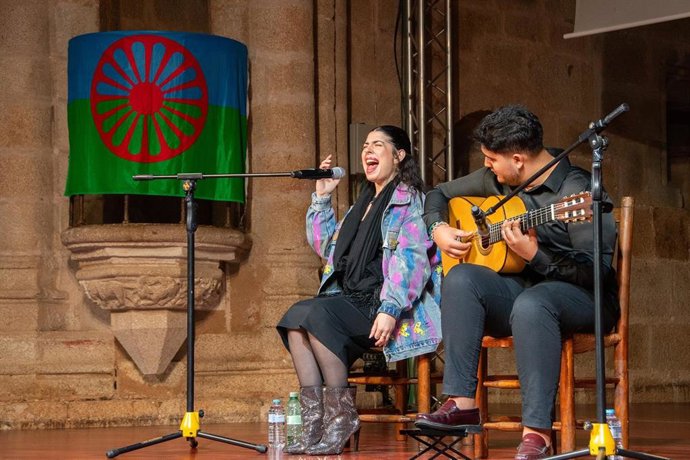 Actuación de Fernanda Peña y Melchor de Juan en el acto de celebración de los 600 años del pueblo gitano en España