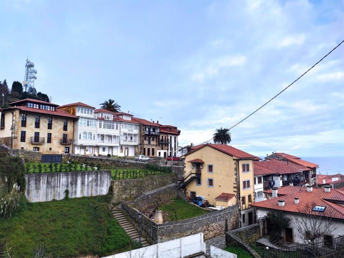 Archivo - Puerto y pueblo de Lastres, en el concejo de Colunga.