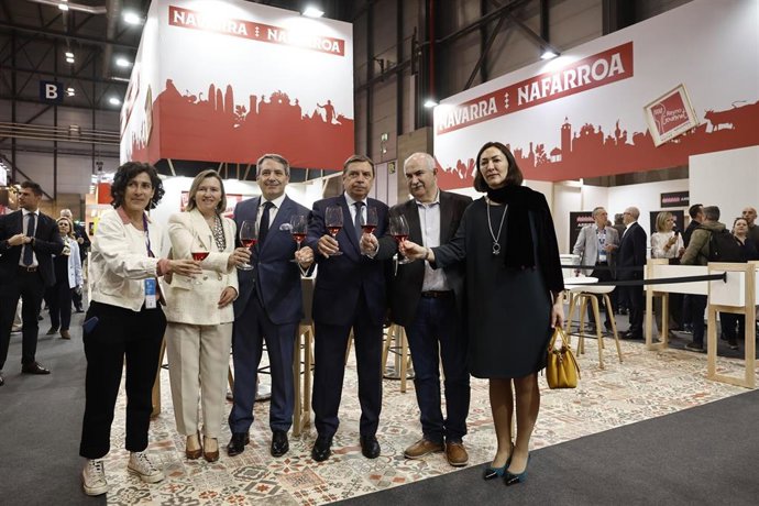El consejero Aierdi junto al ministro Planas en el stand de Navarra de Salón Gourmets.