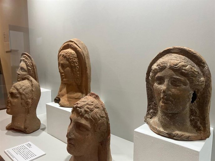 Colección de terracotas helenísticas procedentes de Calvi (Italia) que se exponen en el Museo de Cáceres