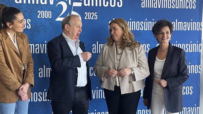 La presidenta de ProBurgos, Andrea Ballesteros, el experto en vinos Paco Berciano, la alcaldesa de Burgos, Cristina Ayala, y la también experta Maribé Revilla.