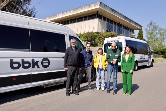 Donación de tres vehículos de BBK a la asociación Bidaideak