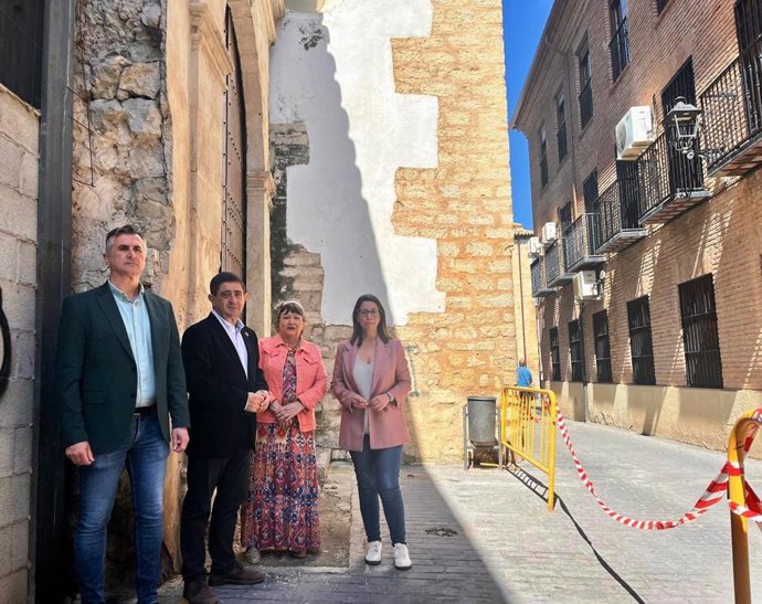 Francisco Agea a las puertas de Santo Domingo junto a José Luis Agea, Pilar Parra y África Colomo