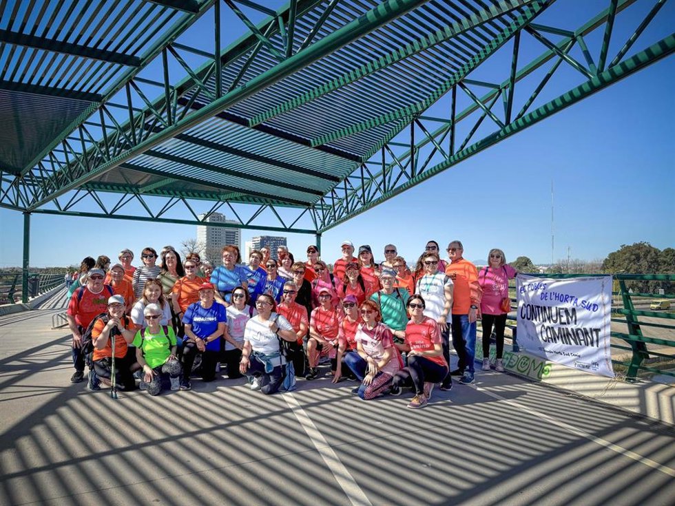 Más de 500 vecinos de l'Horta Sud participan en una caminata saludable para promover el ejercicio físico en grupo
