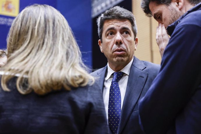 El presidente de la Generalitat valenciana, Carlos Mazón (c). 