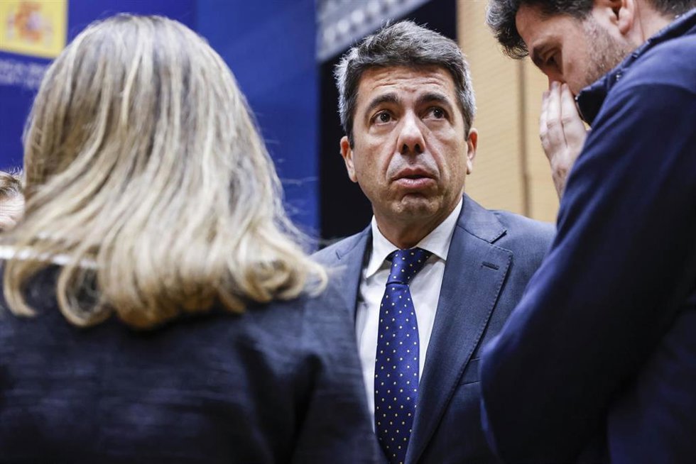 El presidente de la Generalitat valenciana, Carlos Mazón (c). 