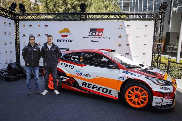 El piloto Alejandro Cachón y su copiloto Borja Rozada:, en la presentación del regreso de Toyota y Repsol al Mundial de Rallies.