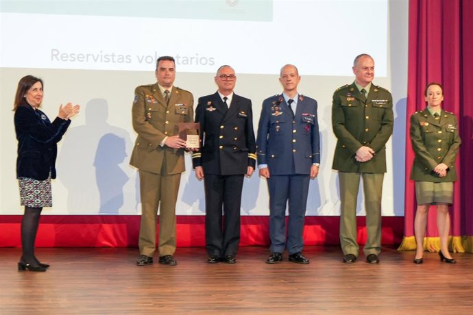 La ministra de Defensa, Margarita Robles (i) entrega uno de los galardones en la entrega de premios Sabino Fernández Campo. A 7 de abril de 2025 en Sevilla
