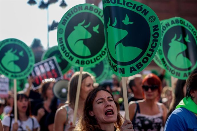 Archivo - Decenas de personas durante la manifestación anual ‘Misión Abolición’ del Partido Animalista Con el Medio Ambiente (PACMA), frente a la plaza de toros de Las Ventas, a 21 de septiembre de 2024, en Madrid (España). Esta edición de la protesta est