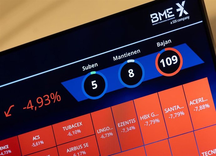 Un panel del IBEX 35 en el Palacio de la Bolsa de Madrid, a 4 de abril de 2025, en Madrid (España). E