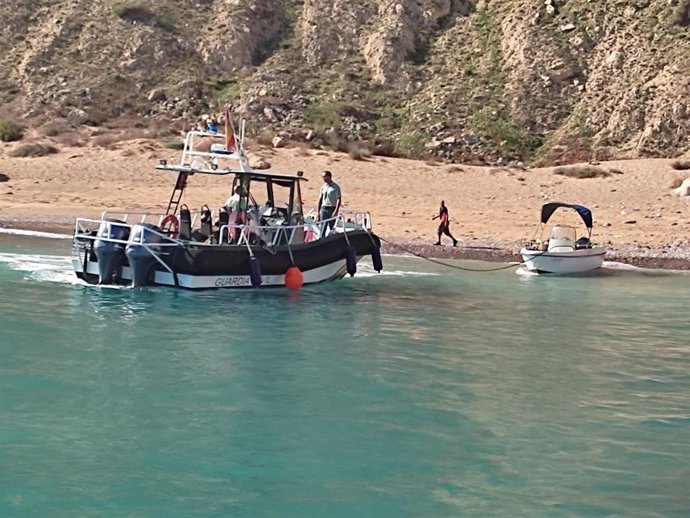 Archivo - Imagen de archivo de una embarcación que alcanzó la costa en Horcas Coloradas con algunos menores