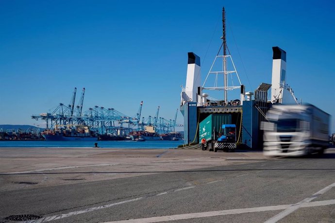 Archivo - Un camión saliendo de un buque en el puerto de Algeciras.