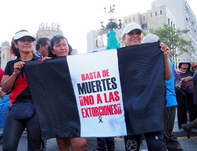 Protesta en Lima, Perú, contra el aumento de la inseguridad y las extorsiones al gremio de los transportes.