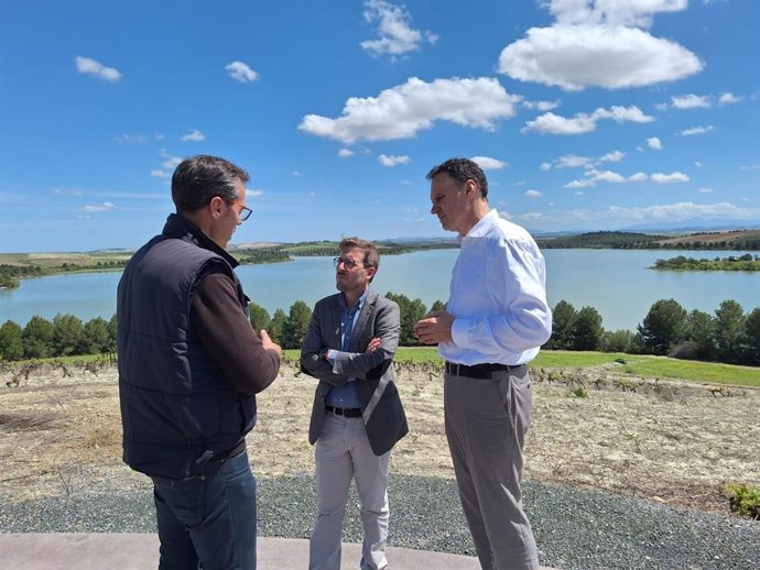 El subdelegado del Gobierno en su visita al Sector B-XII del Bajo Guadalquivir