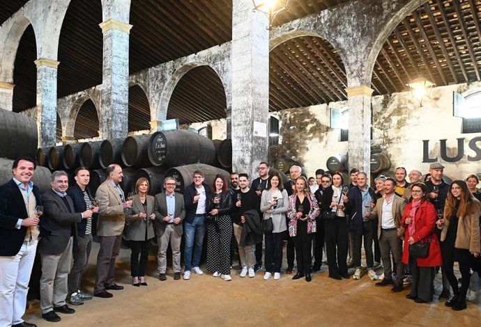 La alcaldesa de Jerez de la Frontera (Cádiz), María José García-Pelayo, en Bodegas Lustau junto a responsables de aerolíneas y de Aena.
