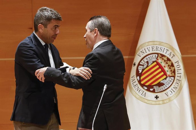 El president de la Comunidad Valenciana, Carlos Mazón, durante la toma de posesión del rector de la Universitat Politècnica de València (UPV), José Esteban Capilla, en el rectorado de la UPV, a 7 de abril de 2025, en Valencia