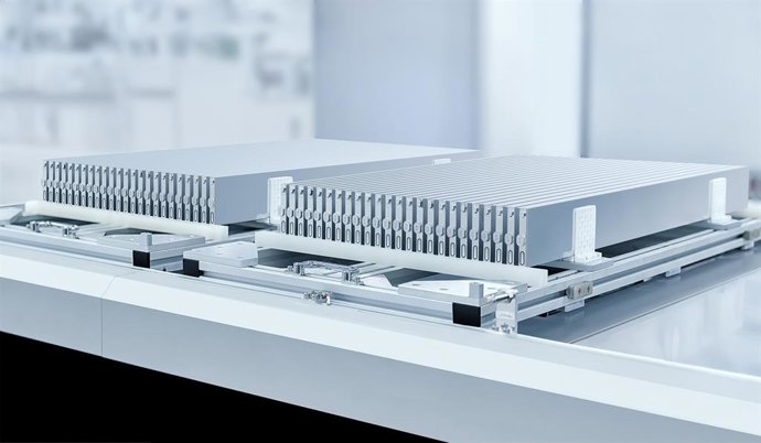 La 'blade 'battery' de BYD supera una prueba de perforación de la batería y aguanta más de 300 grados.