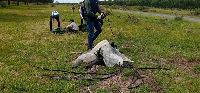 Recogida de plásticos en una antigua finca agrícola del Espacio Natural de Doñana (Huelva).