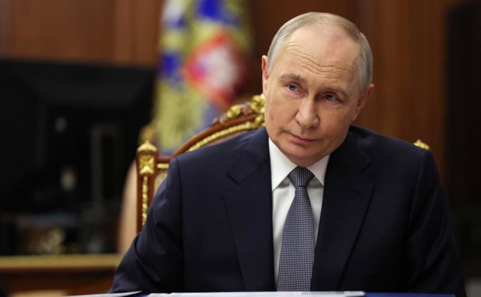 4 de abril de 2025, Moscou, Oblast de Moscou, Rússia: O presidente russo, Vladimir Putin, ouve a ministra da Cultura, Olga Lyubimova, durante uma reunião presencial no Kremlin, em 4 de abril de 2025, em Moscou, Rússia.