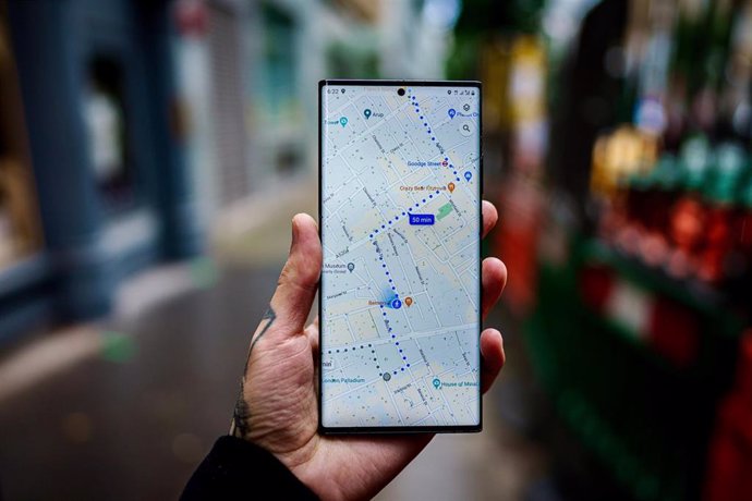 Archivo - Google Maps en un móvil Android.