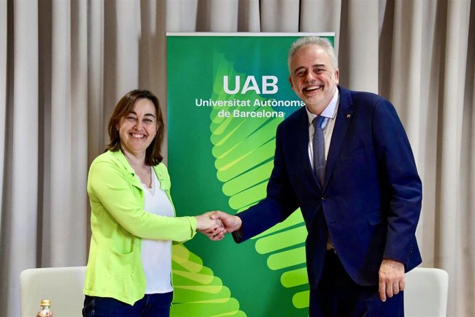 La consellera de Territorio de la Generalitat y presidenta del ARC, Sílvia Paneque, y el rector de la UAB, Javier Lafuente