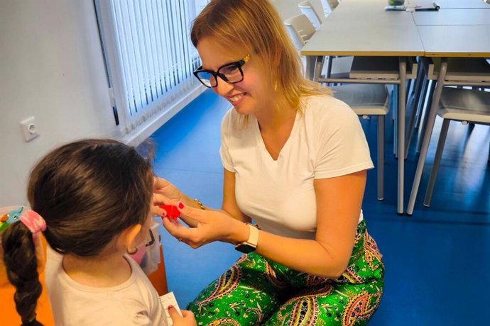 La delegada municipal, en el Centro de Igualdad con una menor participante del servicio gratuito para conciliación de la vida laboral.